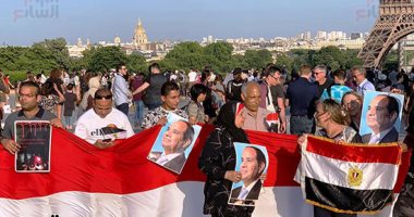 صور .. الجالية المصرية بفرنسا تقيم احتفالية بذكرى ثورة 30 يونيو بجوار برج ايفل