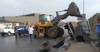 صور.. انقلاب سيارة نقل محملة بالحديد بعد اصطدامها بسيارة ملاكى فى قليوب
