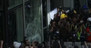 المحتجون داخل مبنى المجلس التشريعى بهونج كونج يصدرون إعلانا بمطالبهم