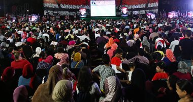 فى حب المنتخب.. المصريون يلتفون حول الشاشات فى الأندية وعلى المقاهى