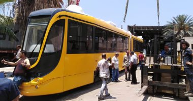 صور.. وصول وحدة الترام الجديد الثانية بالإسكندرية لورش كرموز تمهيدا لتشغيلها