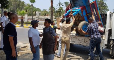 صور.. حملات بحى شرق الإسكندرية لمنع تعديات المقاهى على الطريق العام
