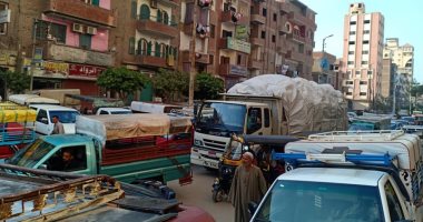 أهالى منيا القمح يشكون الزحام المرورى أمام موقف التلين بالمدينة (صور)