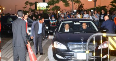 فيديو وصور.. عادل إمام ومنة شلبى وريهام عبد الغفور أول الحاضرين لعزاء عزت أبو عوف 