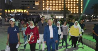 صور.. محافظ بورسعيد يشارك الشباب المتطوع دعوة المواطنين للتأمين الصحى الشامل