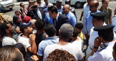 نائب محافظ القاهرة يلتقى سكان منطقة عين الحياة تمهيدا لإخلائها.. صور