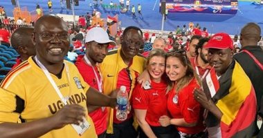 قارئة تشارك صورة مع جمهور المنتخب الأوغندى: يمتازون بالمرح والود للشعب المصرى