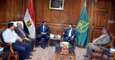 محافظ القليوبية يستقبل رئيس اتحاد عمال مصر لتشغيل مستشفى أول مايو ببنها.. صور
