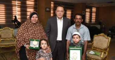 محافظ الشرقية يُكرم طفلين مكفوفين حافظين للقرأن الكريم من قرية الجُديدة