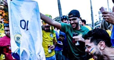 شاهد.. جماهير البرازيل تحرق قميص "ميسي" قبل مواجهة الأرجنتين 