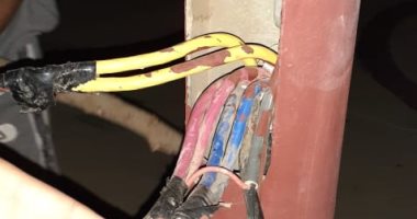 قارئ يرصد عامود إناره به أسلاك مكشوف بشارع نور الإسلام بالعاشر