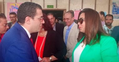 صور.. محافظ دمياط تتفقد معرض الفن التشكيلى بقصر الثقافة