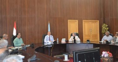 محافظ البحر الأحمر يبحث سبل استغلال أراضى الدولة المستردة