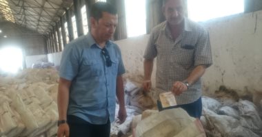 صور.. ضبط 30 طن مركزات أعلاف منتهية الصلاحية فى مجزر دواجن بالشرقية
