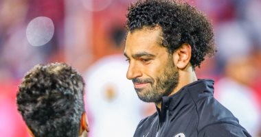 صور.. مشجع لـ"محمد صلاح": وحياة مكة.. نفسى فى التى شيرت بتاعك