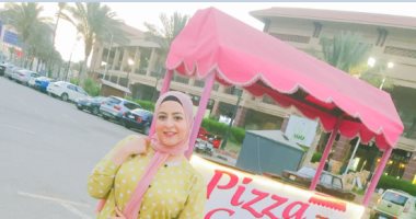 بالبيتزا.. منة قررت تعتمد على نفسها وتقف على عربية بعد التخرج.. "صور"