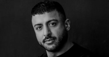 فيديو.. هكذا ألقى حاكم الشارقة نظرة الوداع على نجله داخل القبر