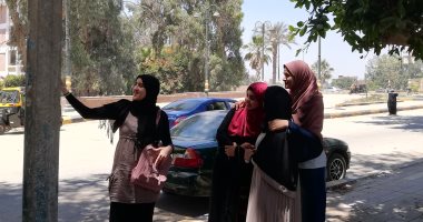 طالبات الثانوية العامة يحتفلن بانتهاء الامتحانات بالزغاريد والبالونات.. صور
