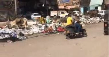 قارئ يشكو من إلقاء مخلفات مصانع الملابس بالطريق العام بكفر السلمانية