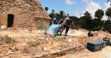 شاهد .. رفع المخلفات بمحيط منطقة طابية النحاسين الأثرية .. صور