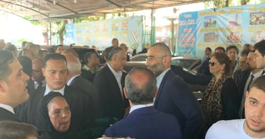 طارق عامر يتلقى واجب العزاء فى وفاة شقيقته بمسجد عمر مكرم 