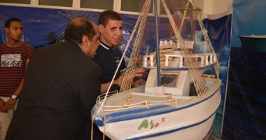 طلاب مدرسة النور للمكفوفين فى زيارة لمتحف علم الحيوان بجامعة الأزهر بأسيوط