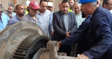 صور.. رئيس السكة الحديد يتفقد ورش صيانة العربات والجرارات بالتبين