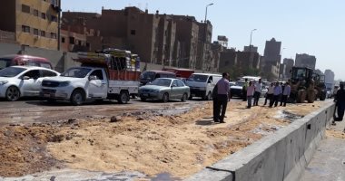 صور.. أوناش ورمال لتسيير حركة الطريق بالدائرى بعد انقلاب سيارة زيت 