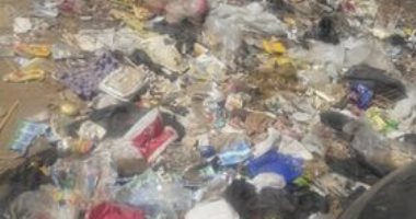 القمامة ومخلفات الأسواق تغلق مدخل شارع بإمبابة