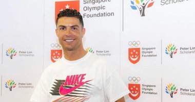 بالصور.. رونالدو يدعم المواهب الشابة فى سنغافورة