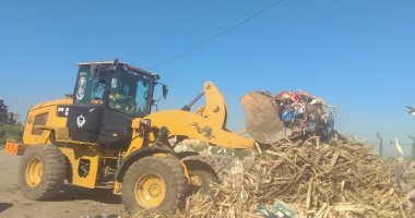 صور .. رفع المخلفات من مداخل قرى الظهير الريفى شرق الإسكندرية 