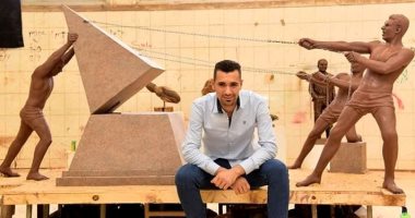 "عودة ونهضة الحضارة المصرية".. مشروع تخرج نحات بفنون جميلة المنيا
