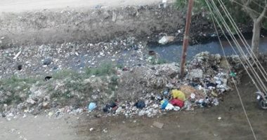 "بؤرة تلوث" شكوى من تحول ترعة النجيلة بمحافظة البحيرة إلى مقلب للقمامة