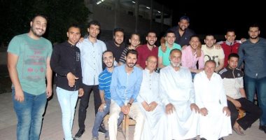 "من علمنى حرفا".. طلاب بكفر الشيخ يحتفلون بانتهاء الدراسة الجامعية بتكريم معلميهم