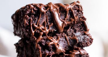 حلى ووفرى.. طريقة عمل البراونيز فى البيت زى المحلات