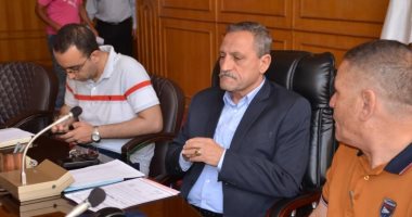 بالفيديو كونفرانس.. رئيس الوزراء يتابع حركة مواقف السيارات بالإسماعيلية