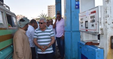 صور.. محافظ مطروح ومدير الأمن يتفقدان مواقف السيارات لمتابعة الالتزام بالتعريفة