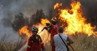 طيارات ورجال مطافئ.. إخلاء بلدة يونانية من سكانها لاقتراب حريق غابات هائل