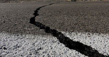 شقوق وتصدعات بسبب زلزال بقوة 6.6 درجة ضرب ولاية كاليفورنيا الأمريكية.. صور