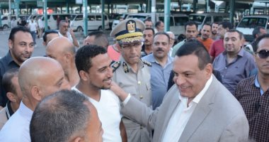 صور.. محافظ البحيرة يتفقد حركة سيارات الأجرة بعد اعتماد التعريفة الجديدة