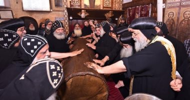 البابا تواضروس الثانى يطييب رفات الأنبا بيشوى بديره بالنطرون