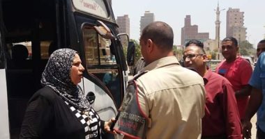 صور.. رئيس مدينة ميت غمر تستقل أتوبيسا وتتحفظ عليه لمخالفته التعريفة