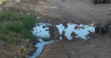 الصرف الصحى يغرق شوارع قرية دخميس بمحافظة الغربية