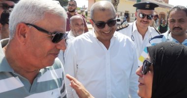 محافظ مطروح يتابع شكوى سيدة فقدت حقيبة سفر خلال زيارتها حتى استعادتها 