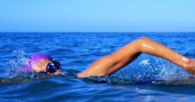 لو ميه البحر دخلت ودنك.. التثاؤب ومضغ اللبان ممكن يطردها