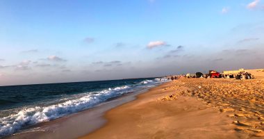 صور.. كيف تستمتع بمصيفك على شاطئ العريش بأقل الأسعار؟