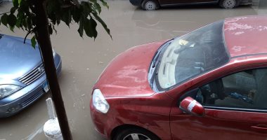 كسر بماسورة مياه يغرق شارعا رئيسيا فى العمرانية