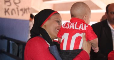 شاهد.. أصغر مشجع فى مدرجات مصر قبل مواجهة جنوب أفريقيا يرتدى قميص صلاح