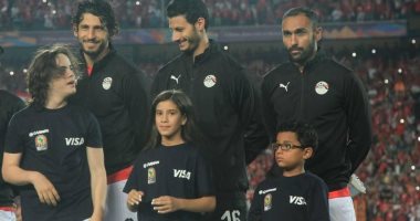 صور .. نجل البطل الشهيد ساطع النعماني خلال مباراة مصر و جنوب افريقيا