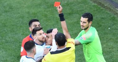 بطاقة ميسي الحمراء الأولى له فى مسيرته مع منتخب الأرجنتين.. فيديو